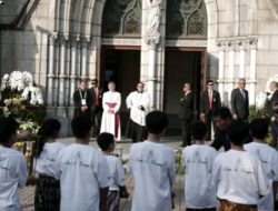 Ribuan Umat Menyambut Paus Fransiskus di Gereja Katedral Jakarta