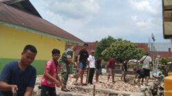 Gotong Royong Bersama Warga, TNI Bantu Bangun Mushola di SMAN 1 Waikabubak