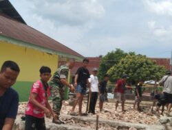 Gotong Royong Bersama Warga, TNI Bantu Bangun Mushola di SMAN 1 Waikabubak