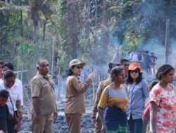 Penjabat Sementara Bupati Sumba Barat Sambangi Korban Kebakaran di Kampung Kahale, Desa Harona Kalla.