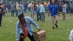 Belum Jadi Bupati, Siprianus Habur Bikin Heboh! Pungut Sampah di Tengah Ribuan Massa Usai Kampanye