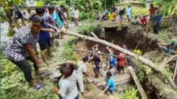 Akses Jalan Hampir Putus, Warga Sambi Tunjukkan Kekuatan Gotong Royong!