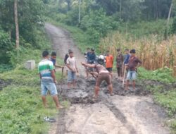 Ketua Komite SMK Kalaki Kambe Pimpin Gerakan Bersihkan Lumpur Jalan yang Terendam Banjir