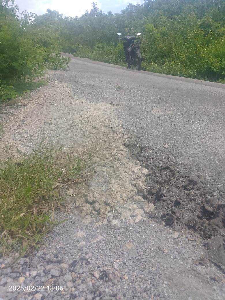 Kerja Tidak Sesuai Spesifikasi APH Diminta Periksa Konsultan Pengawas, PPK dan Kontraktor Pelaksana, Jalan Wae Bobo-Liang Bala-Bondei (Detiksumba/Ril Minggu)