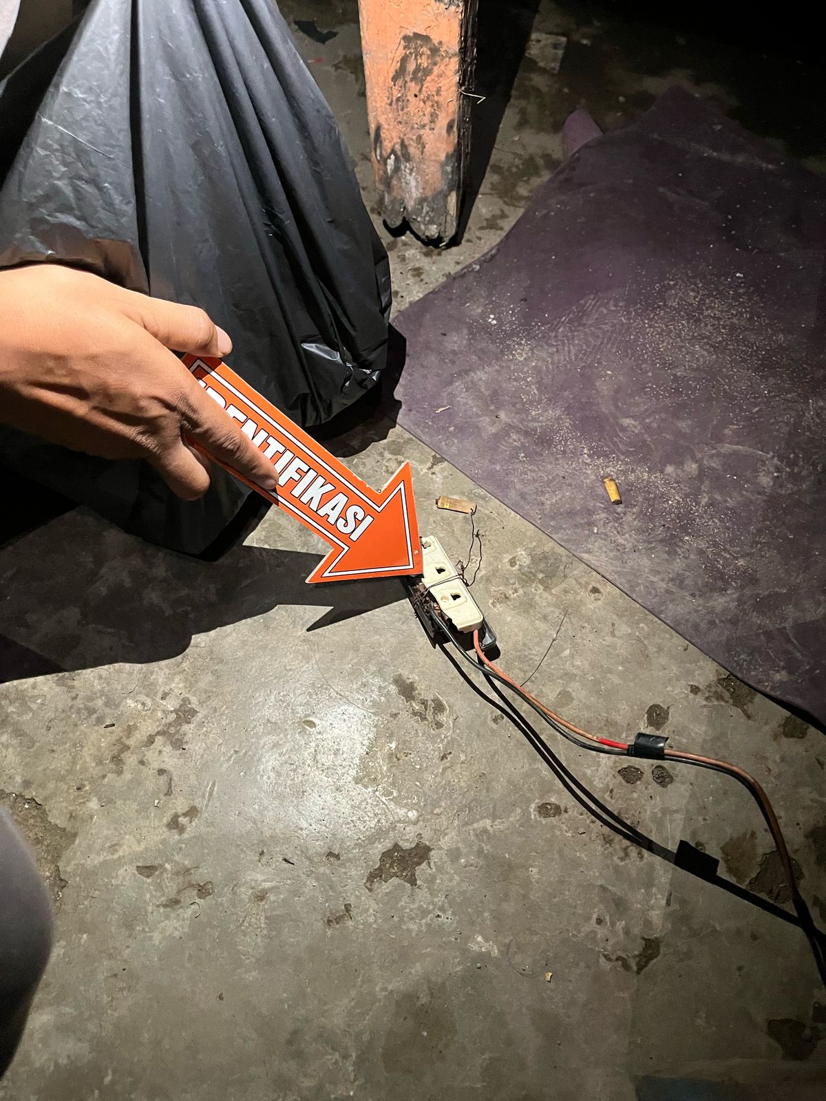 Seorang pekerja di Bengkel Scorpio, Borong, Kabupaten Manggarai Timur, ditemukan tewas diduga akibat tersengat listrik di rumah majikannya pada Kamis malam (27/02/2025).