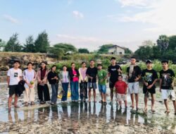 Wujud Cinta Alam! Mahasiswa Teknik Informatika Ungkriswina Tanam Mangrove di Batu Payung