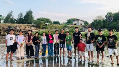 Wujud Cinta Alam! Mahasiswa Teknik Informatika Ungkriswina Tanam Mangrove di Batu Payung