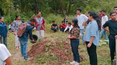 Mahasiswa Ilmu Pertanian dan Peternakan Unika Weetebula Didampingi Dosen Buat Pupuk Bokasi