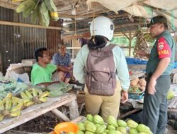 Babinsa Koramil Katikutana Pantau Langsung Keamanan dan Harga Bahan Pokok