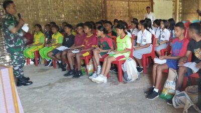 Danramil 01/Loli Tanamkan Semangat Bela Negara dalam MPLS SMA Sint John Wanokaza