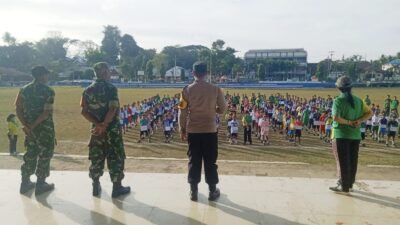TNI-Polri Kompak Latih PBB di MPLS SMP Kristen Waikabubak