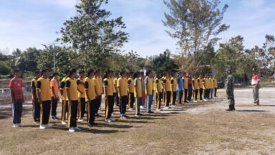 Babinsa Latih Disiplin Paskibra Kecamatan Lamboya Jelang HUT RI ke-80