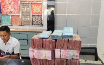 Kejari, Sumba Barat, Serahkan, Rp813 Juta, Hasil Korupsi, BUMD, Perumda Lawadi, SBD, Kas Negara