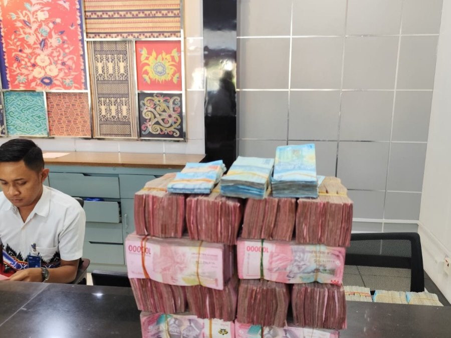 Kejari, Sumba Barat, Serahkan, Rp813 Juta, Hasil Korupsi, BUMD, Perumda Lawadi, SBD, Kas Negara