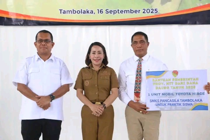 Gubernur NTT, Serahkan Mobil, Toyota Hiace, SMKS Pancasila Tambolaka, Dorong Pendidikan Berbasis Karakter dan Wirausaha